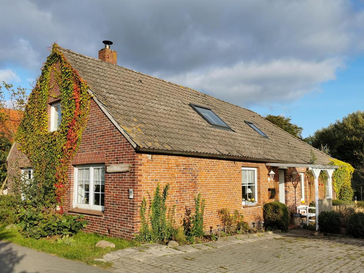 Ferienglueck An Der Nordsee Buche Deine Erdgeschoss-Ferienwohnung Mit Kamin Terrasse Und Eingezaeuntem Garten Fuer Unvergessliche Auszeiten Altfunnixsiel Екстериор снимка